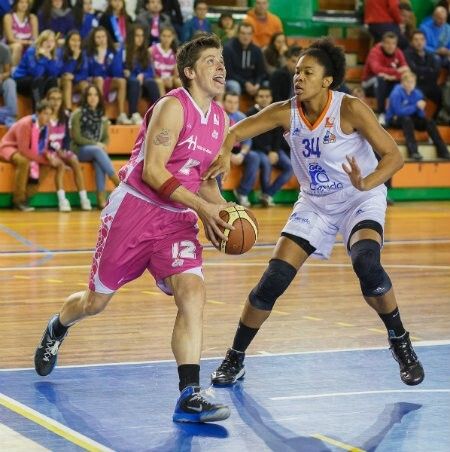 Otra gesta para la historia del Conquero (62-59)