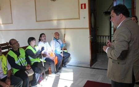 El alcalde de San Juan recibe a los seis trabajadores de la Escuela de Hostelería de Islantilla