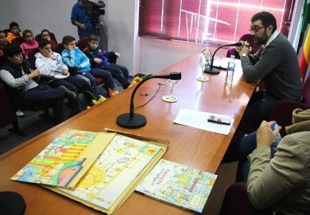 Los alumnos del Parroquial conocen a la persona que pone color a sus cuentos
