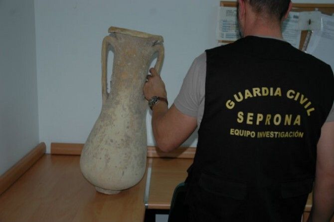 La Guardia Civil recupera un ánfora romana que estaba siendo subastada en Internet por 500 euros