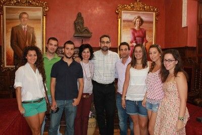 Presentados los alumnos que realizarán las prácticas de verano en el consistorio ayamontino