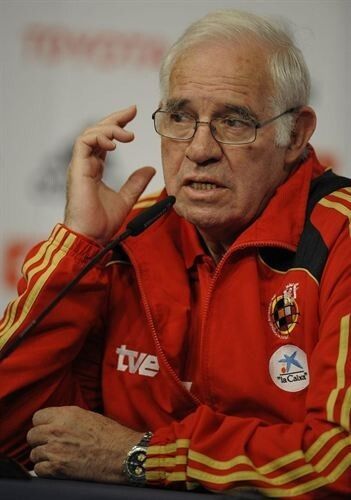 Se retira Luis Aragonés, que jugó en el Decano