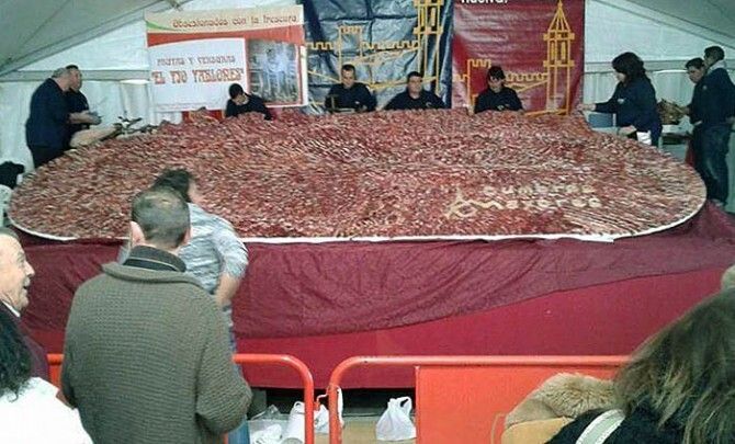Ración de jamón récord en Cumbres Mayores