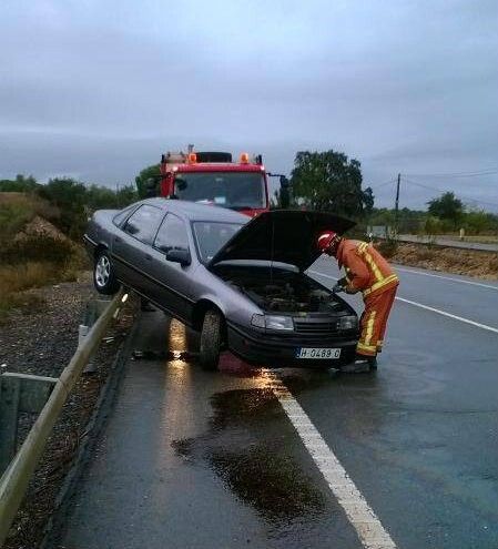Derrapa un vehículo en la N-435 y queda subido en el guardarraíl