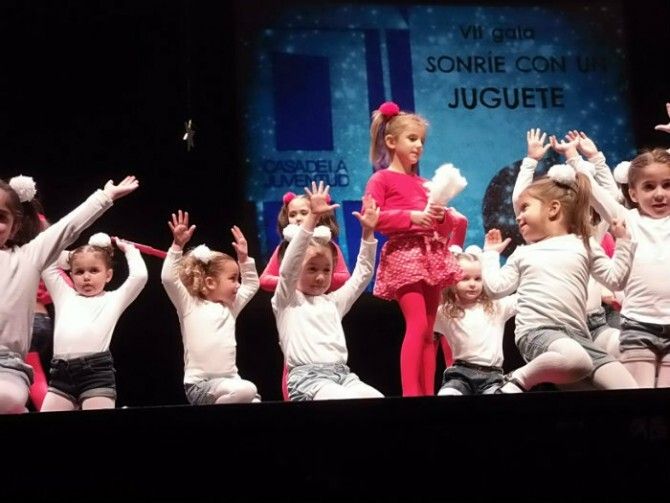 La gala 'Sonríe con un juguete' consigue regalos para un centenar de niños de Punta Umbría
