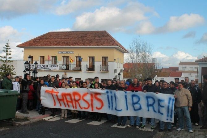 Alcalde, ediles y vecinos de Tharsis pasarán la Nochevieja en el encierro para pedir que se suspenda el pleno