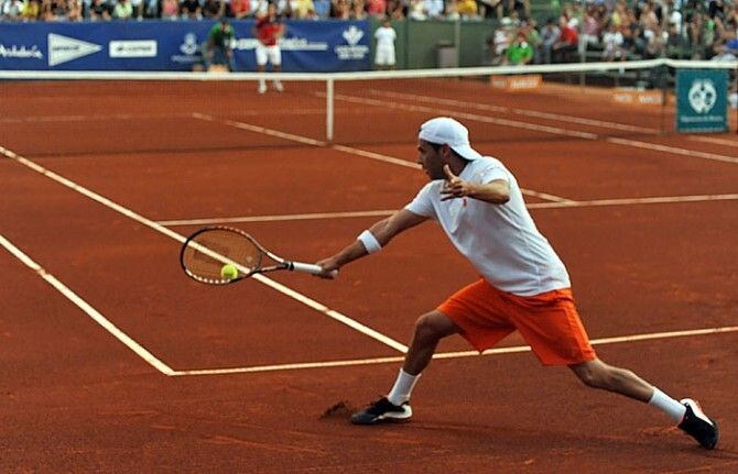 Nico Almagro conquista su tercer triunfo en Huelva (6-3, 4-6, 6-4)
