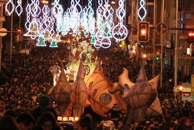 Melchor, Gaspar y Baltasar reparten ilusión por las calles de Huelva