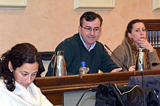 El edil Alberto Mondaca llama 'subnormal' a una concejala embarazada del PP en el debate sobre el aborto en Almonte