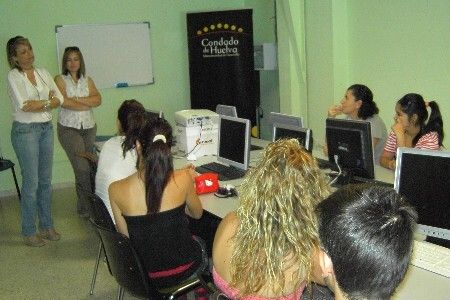 Diez desempleados se forman como 'azafata auxiliar de congresos'