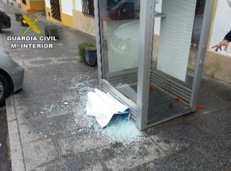 Detenido un conductor que dio positivo en alcoholemia tras chocar contra una cabina