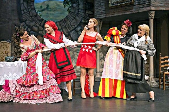 Las conflictivas relaciones humanas y políticas llegan este sábado al Gran Teatro con la obra 'El Hotelito'