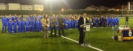 Chucena incorpora césped artificial a su estadio
