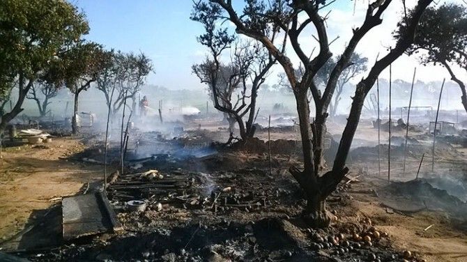 Un incendio en Lepe afecta a más de 60 chabolas