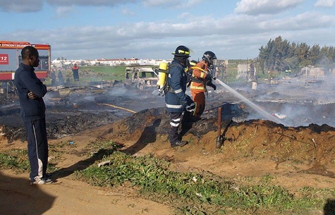 Un incendio en Lepe afecta a más de 60 chabolas