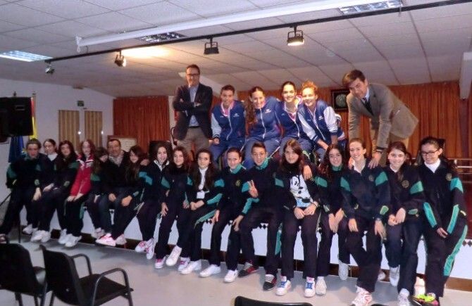 Las jugadoras del Conquero visitan el colegio Luis Vives