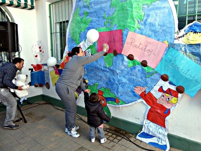 Los niños de la guardería Caracola de Punta componen un mural en el Día Escolar de la No Violencia