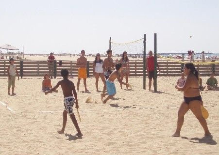 El Ayuntamiento de Punta ameniza el verano en la playa con actividades deportivas
