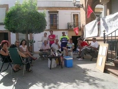 Despedidos de Bollullos lamentan que el alcalde 'prohíba' la entrada de 'agua y comida'