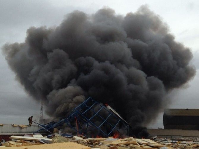 Un incendio destroza una nave abandonada de la carretera A-5000