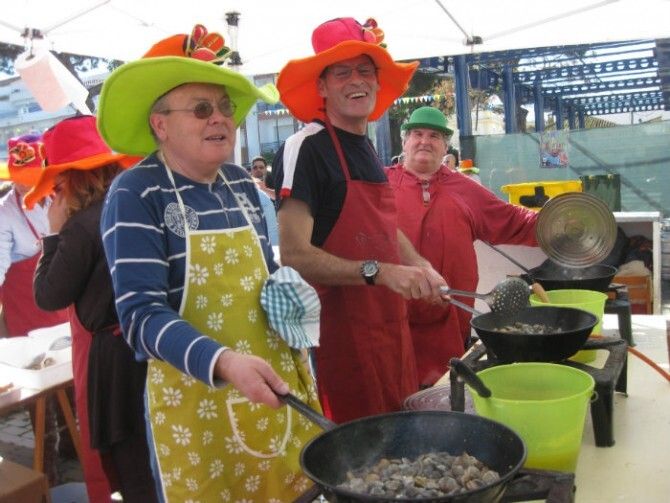 Punta Umbría inicia el Carnaval de la Luz con 300 kilos de chirlas en la berdigoná