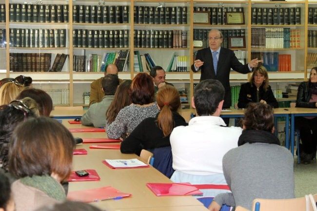 53 familias participan en la escuela municipal de padres y madres del 'Lazareto-Tartessos'
