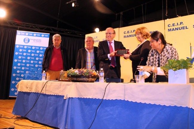 'Conocer a tus mayores' rinde homenaje a 'El abuelo' del colegio Manuel Siurot