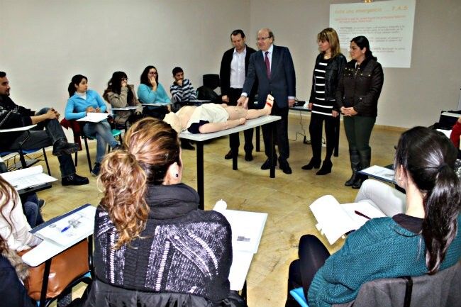 Un taller de primeros auxilios ofrece formación a una centena de onubenses