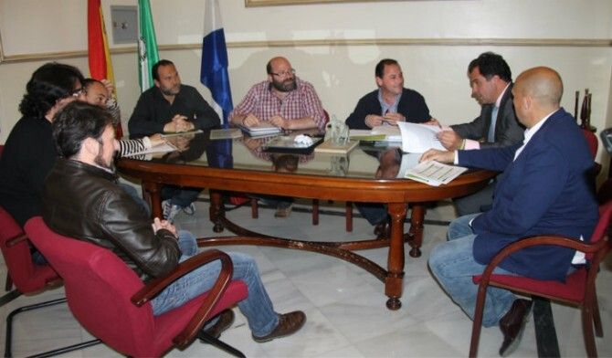 El alcalde de San Juan muestra su apoyo al comité de empresa de Ence