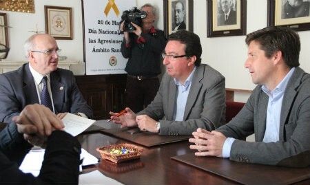 El PP y el Colegio de Médicos muestran su “preocupación” por los recortes de la fusión hospitalaria
