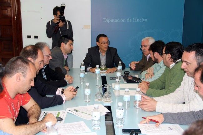Los trabajadores de Ence reciben el apoyo de PSOE, PP e IU a sus reivindicaciones