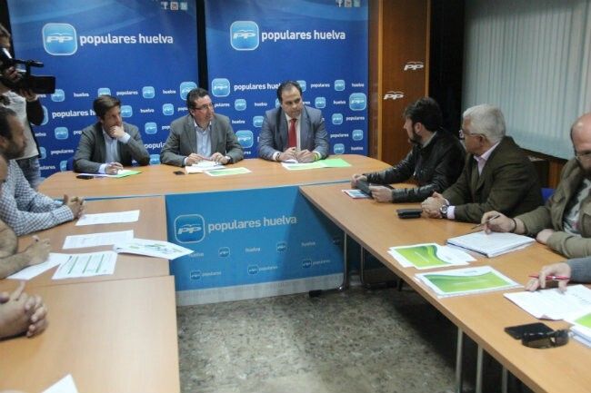 Los trabajadores de Ence reciben el apoyo de PSOE, PP e IU a sus reivindicaciones