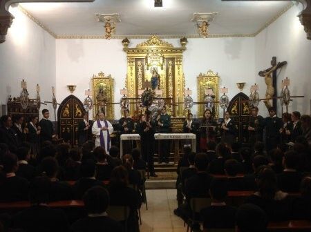 La lluvia varía el Viacrucis del Colegio María Inmaculada