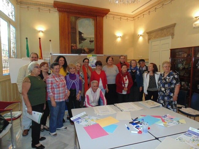 Mayores de centros de día toman conciencia sobre el reciclaje a través de actividades de educación ambiental