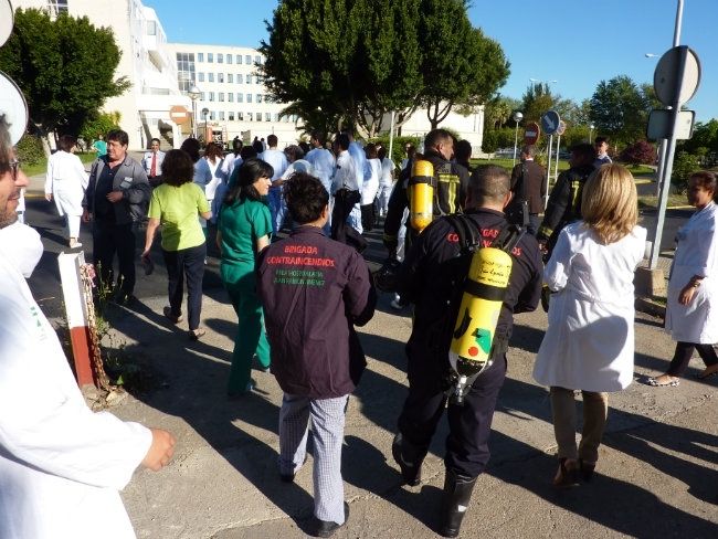 El hospital Juan Ramón Jiménez evacúa todos los servicios ubicados en el sótano en un simulacro de incendio