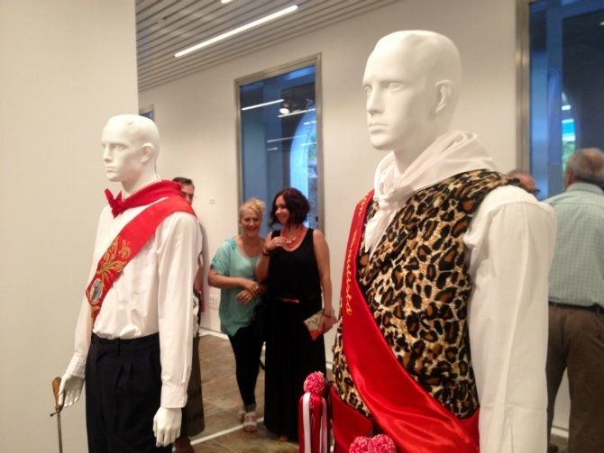 Inaugurada en la Sala de la Provincia una exposición con 24 trajes típicos del Andévalo