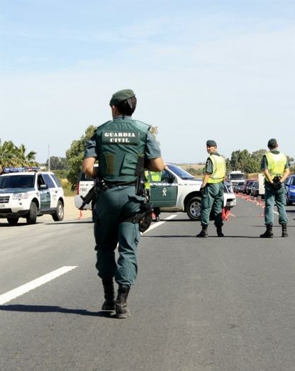 La Guardia Civil detiene a tres personas por tráfico de drogas en Santa Olalla y Moguer
