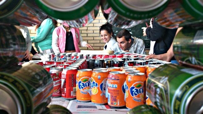 El IES Pintor Pedro Gómez realiza una gran construcción geométrica con 729 latas y un poco de paciencia