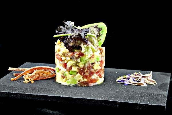 Timbal de aguacate, mojama de Isla y mango
