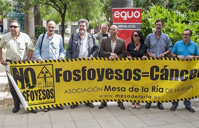 Equo comprueba el “vaciado irregular” de las aguas ácidas de las balsas de fosfoyesos