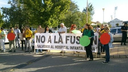 Diversos colectivos reciben con pancartas de protesta a Zapatero y a Susana Díaz antes de su acto de campaña