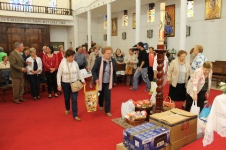 Ofrenda solidaria de los mayores a la Virgen del Rocío