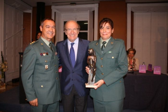 El equipo Mujer-Menor de la Guardia Civil y la asociación La Natividad reciben el Premio Marismas