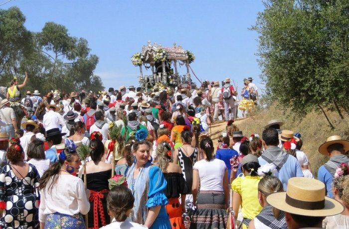 La Hermandad de Moguer camina hacia el Rocío con 3.000 peregrinos