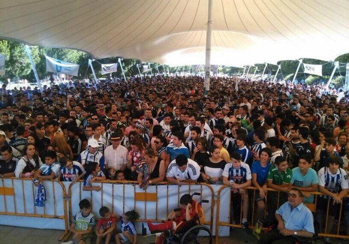 Ambientazo en la Avenida Andalucía para seguir el Sabadell-Recreativo