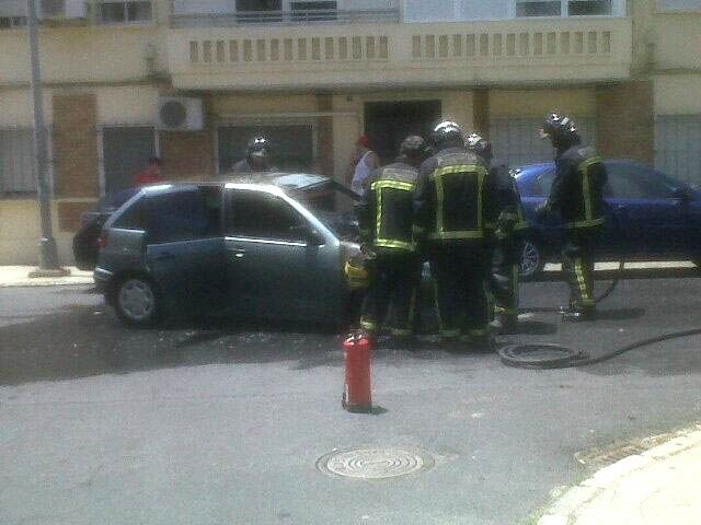 Los bomberos de la capital intervienen para extinguir un coche que ardió cuando circulaba