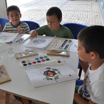 Diversión en el taller 'Coloreando Mandalas'