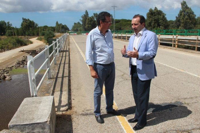 El PP celebra que Ayuntamiento y almonteños impidan que la Junta derribe el puente de la Canaliega