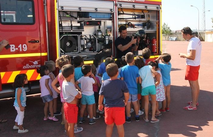 Los bomberos visitan el campamento de verano de San Juan