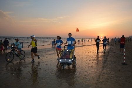 Adrián Andivia y Lorena Castrillo ganan la Carrera Solidaria Nocturna de Punta